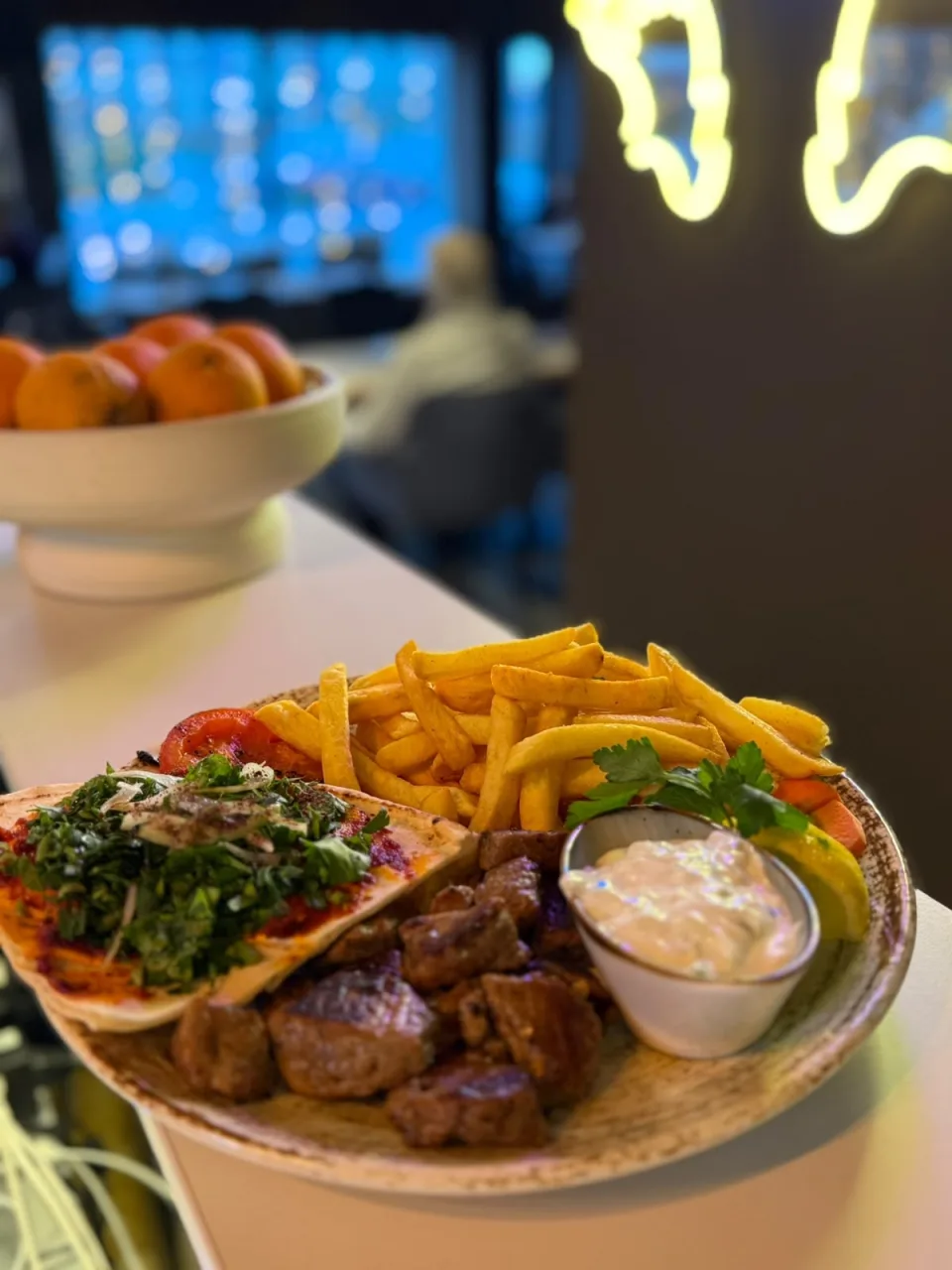 Kebabteller mit Pommes und Zaziki