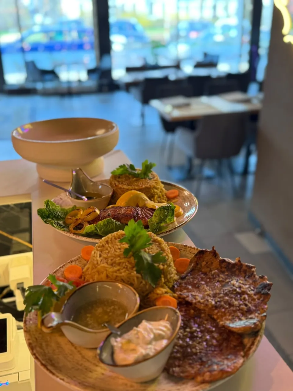 Grillteller mit Reis und Salat