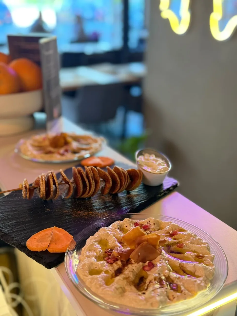 Kartoffelspieß und Humus