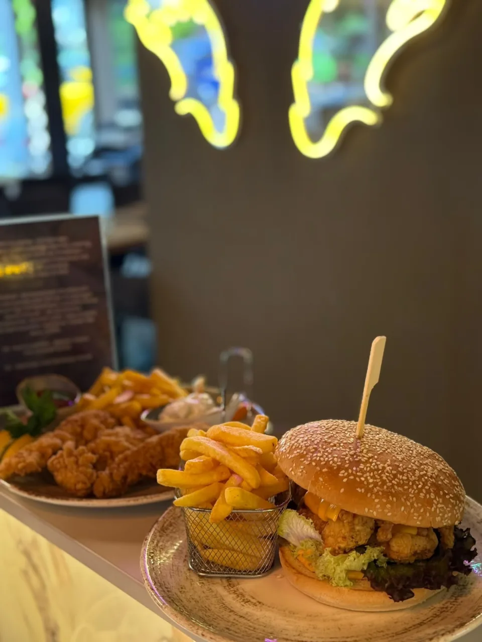 Burger mit Pommes