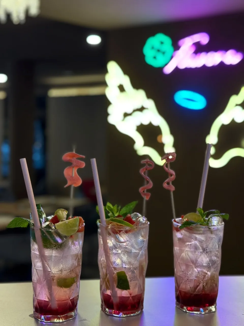 Mojitos vor der Leuchtschrift